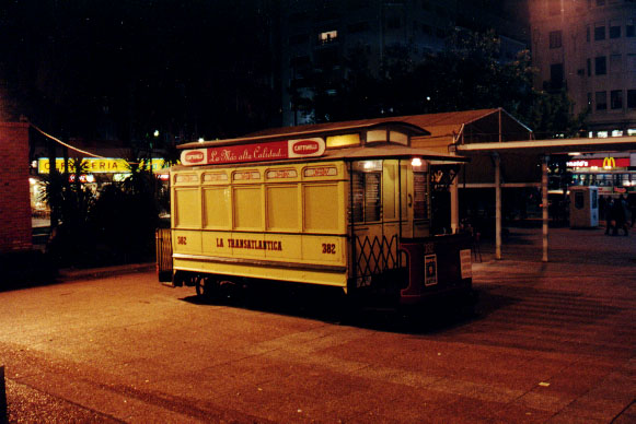 Carrocería de acoplado de tranvía eléctrico preservada por un particular, actualmente en exhibición frente a la Intendencia de Montevideo - Foto:  M. Benoit