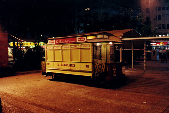 Carrocera de acoplado de tranva elctrico preservada por un particular, actualmente en exhibicin frente a la Intendencia de Montevideo - Foto:  M. Benoit