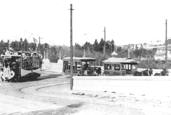 El coche inaugural de La Transatlántica recorrió varias líneas de la empresa el 2 de junio de 1907.  En la foto, se ve en el Parque Urbano (hoy Rodó) junto a dos tranvías a caballos, para ese entonces propiedad de la empresa - Foto archivo SODRE