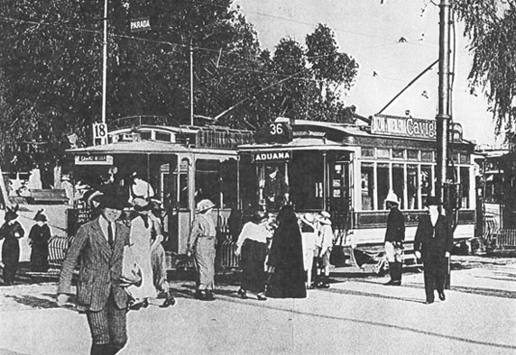 Un tranva de `La Transatlntica y otro de `La Comercial en el Parque Urbano - Postal gentileza Allen Morrison