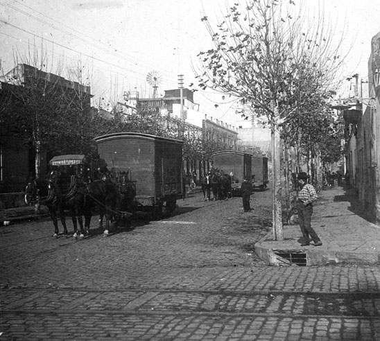 A partir de la estacin del Norte (ubicada en Paraguay y Mendoza) los vagones ferroviarios especiales que traan la carne desde el matadero de Santiago Vzquez, pasaban a ser tirados individualmente por caballos, que los llevaban por la lnea de la empresa hasta los mercados `del Puerto, `Central y `de la Abundancia - Foto:  El Pas